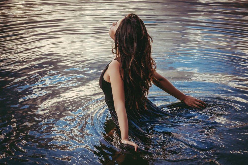 Девушка у реки