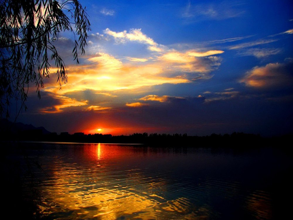 Красивый закат над озером