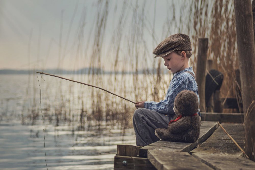 Мальчик рыбачит