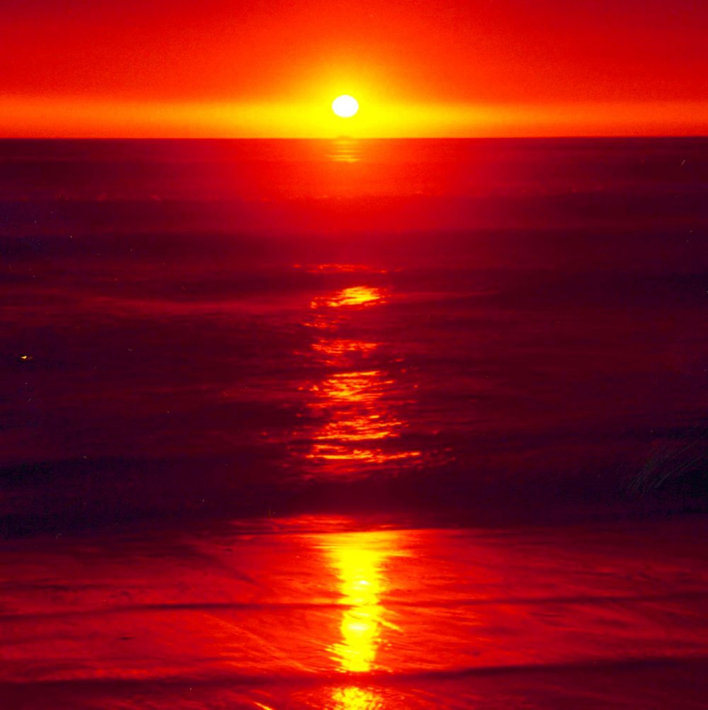 Красный закат над морем