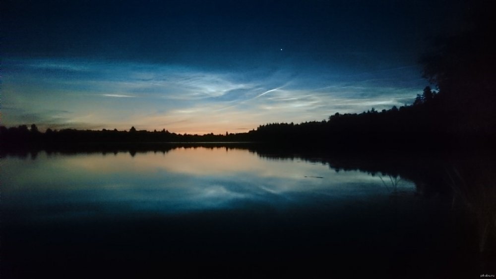 Вид на ночное озеро