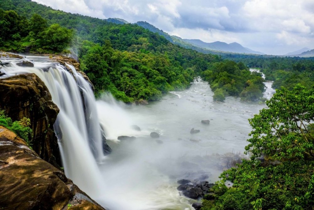 Водопады Атираппилли в Индии