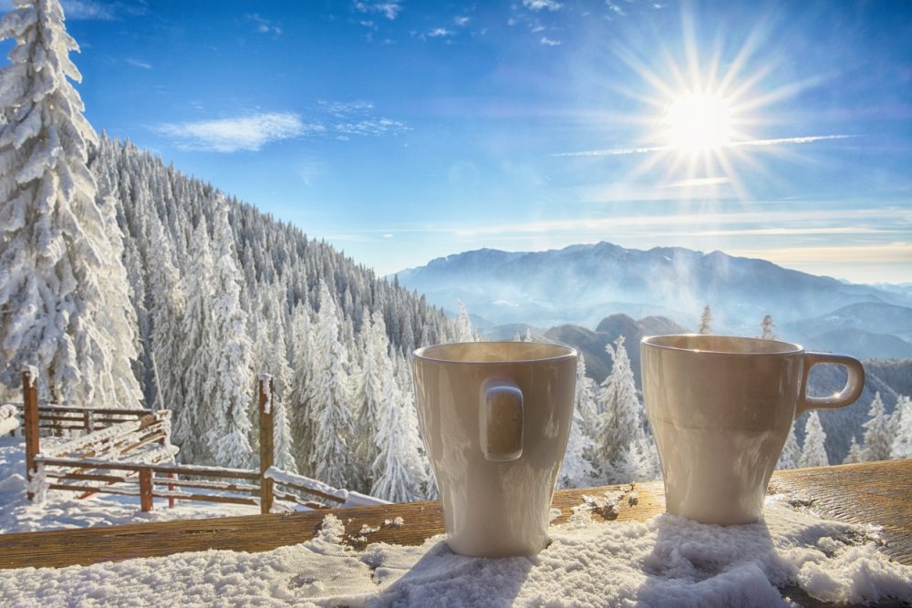 Чашка кофе в зимних горах