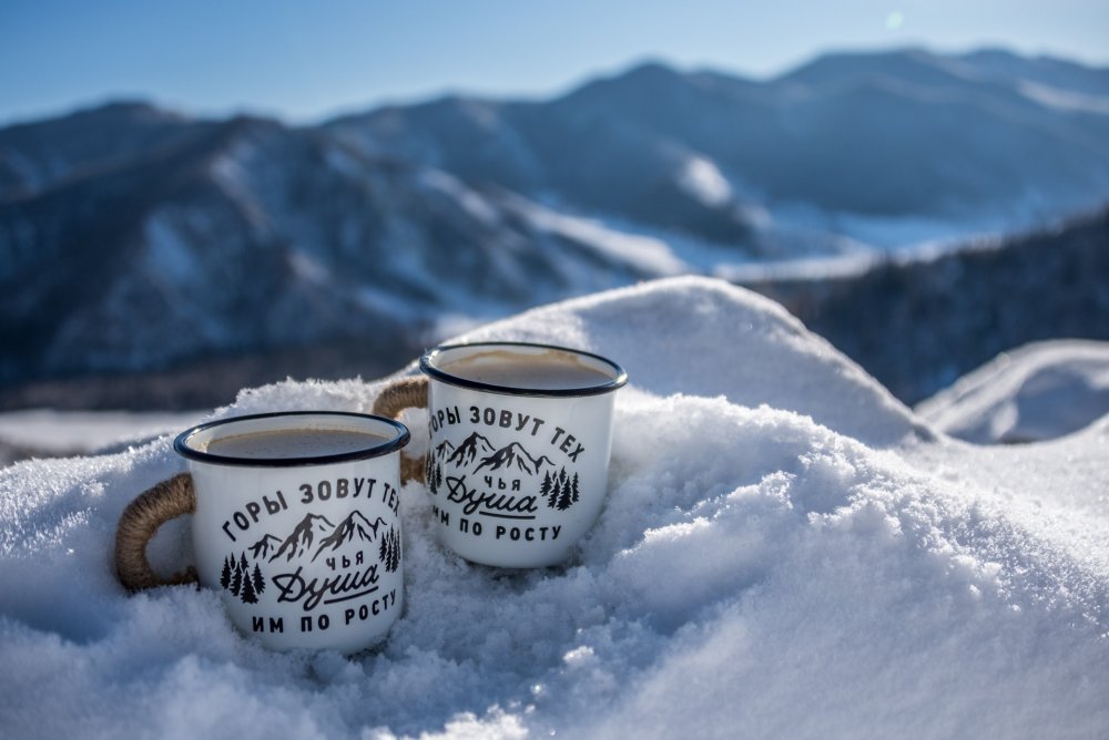 Кружка кофе в горах