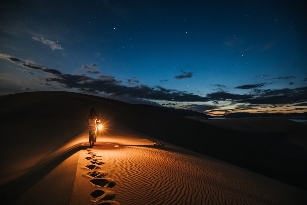 Человек в пустыне ночью