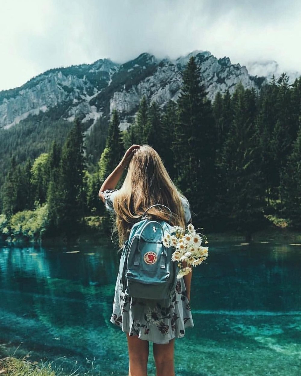 Девушка с рюкзаком в горах