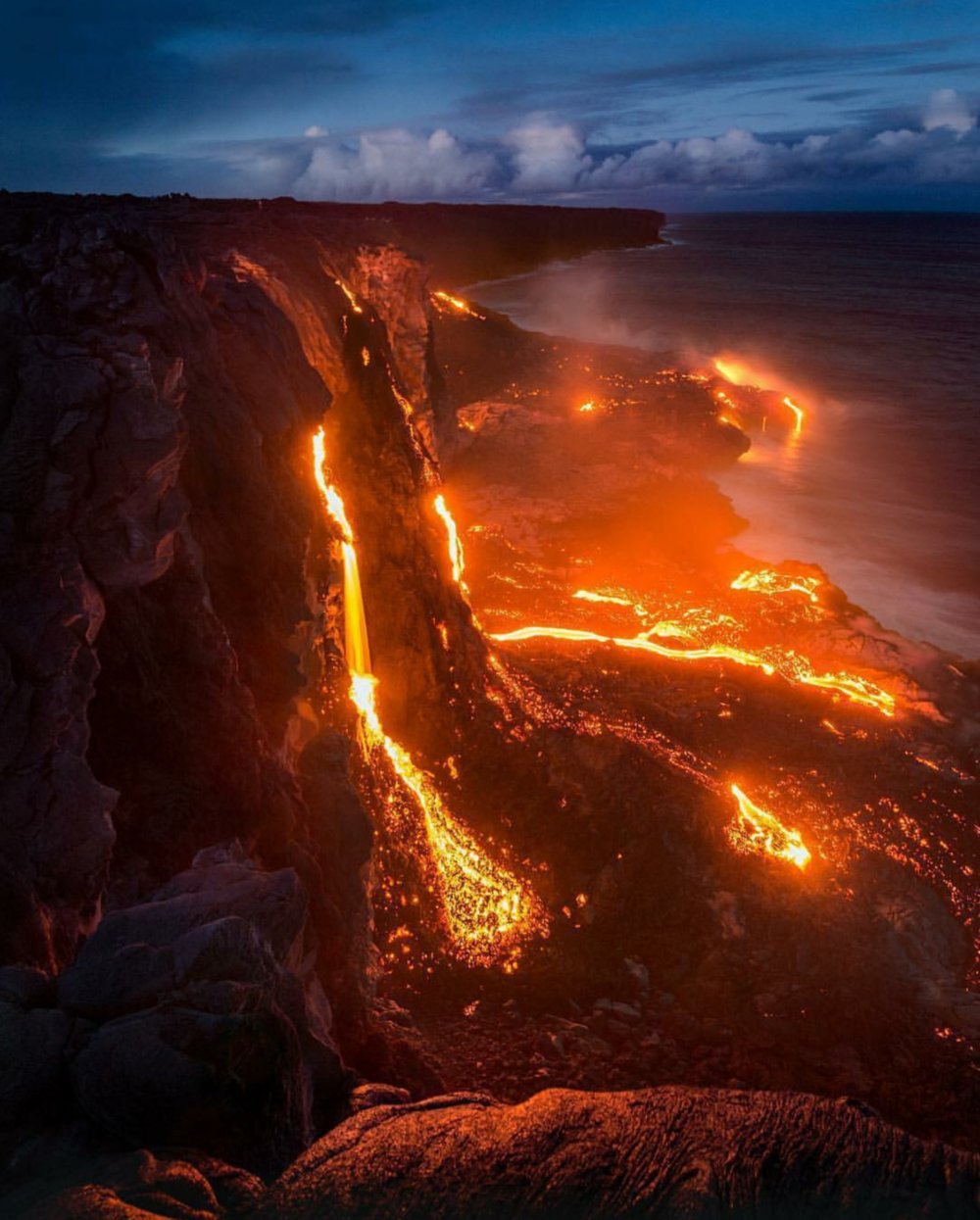 Извергающийся вулкан лава