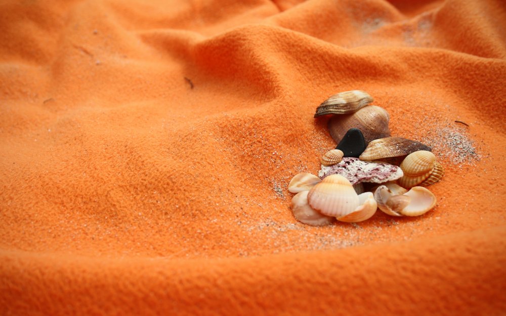 Оранжевый песок на пляже