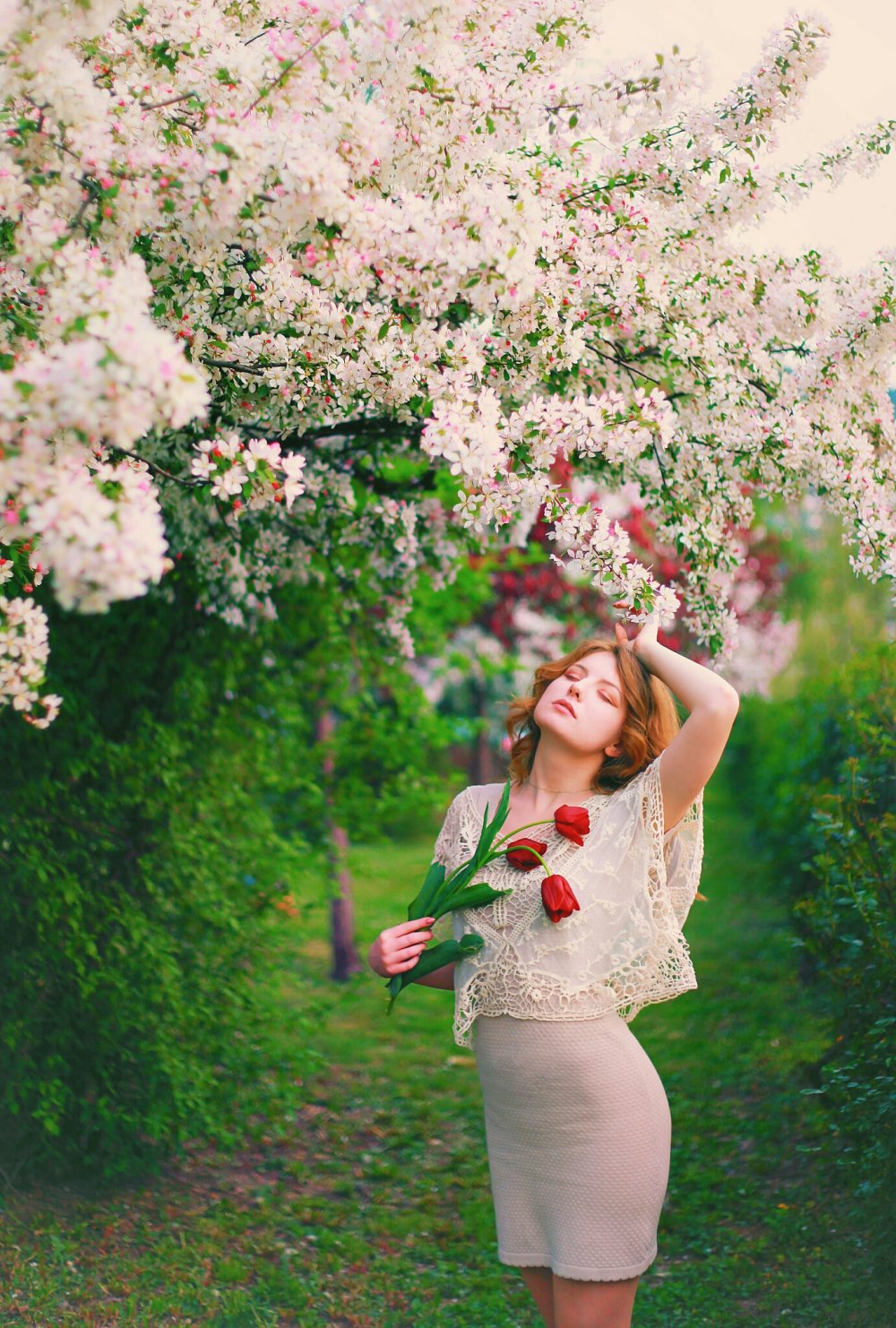 Девочка в цветущем саду