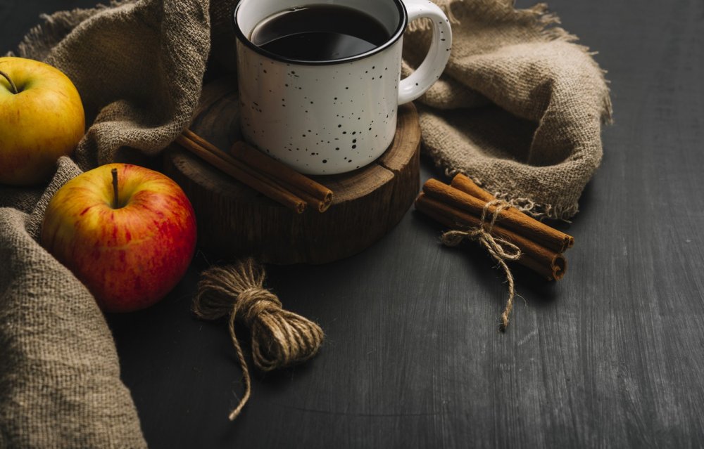 Яблоки и кофе с корицей