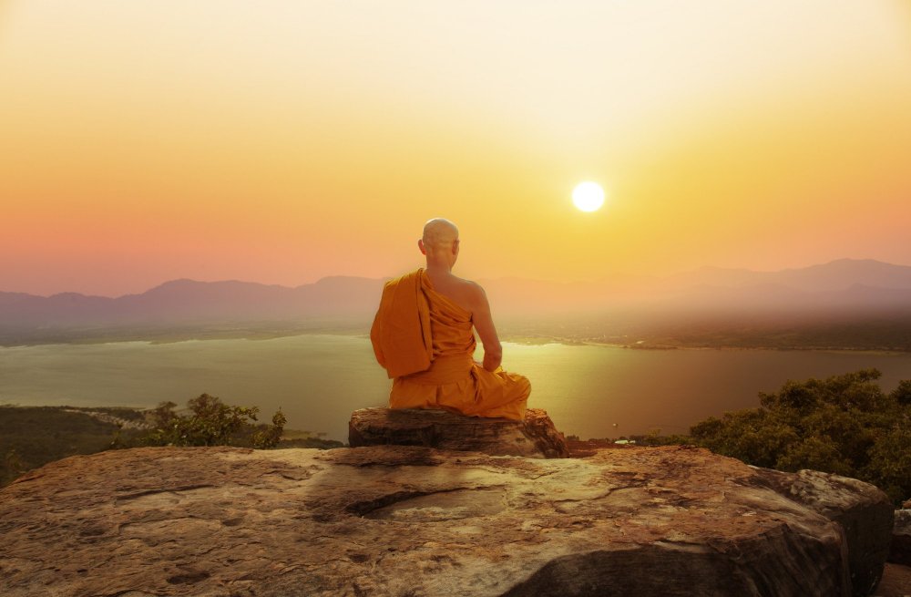 Буддистские монахи в медитации