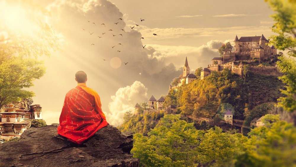 Тибетский монах медитирует на горе