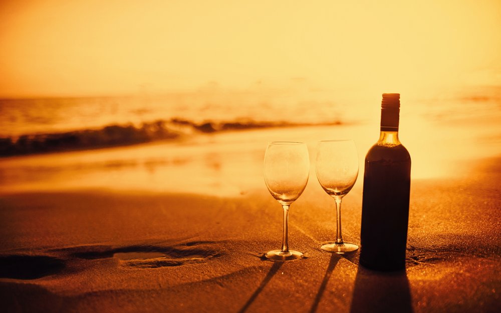 Бокал вина на берегу моря