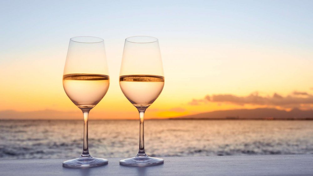 Два бокала вина на фоне моря