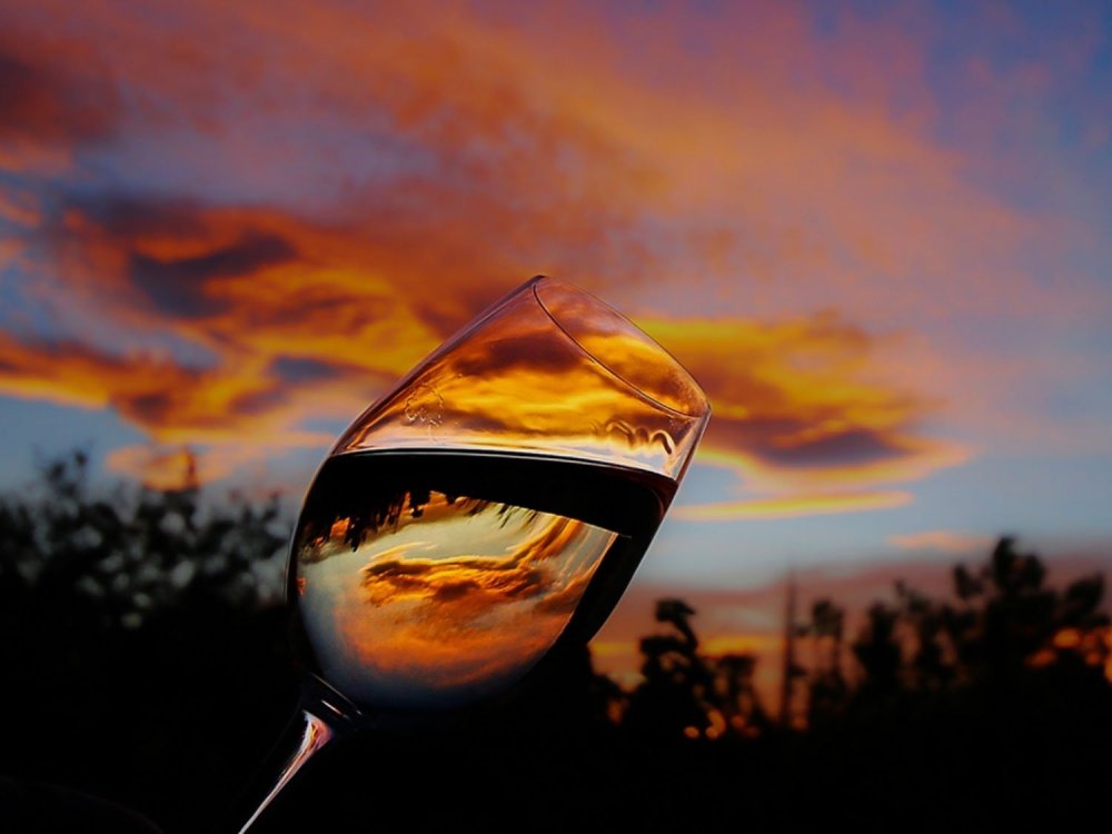 Отражение в бокале вина