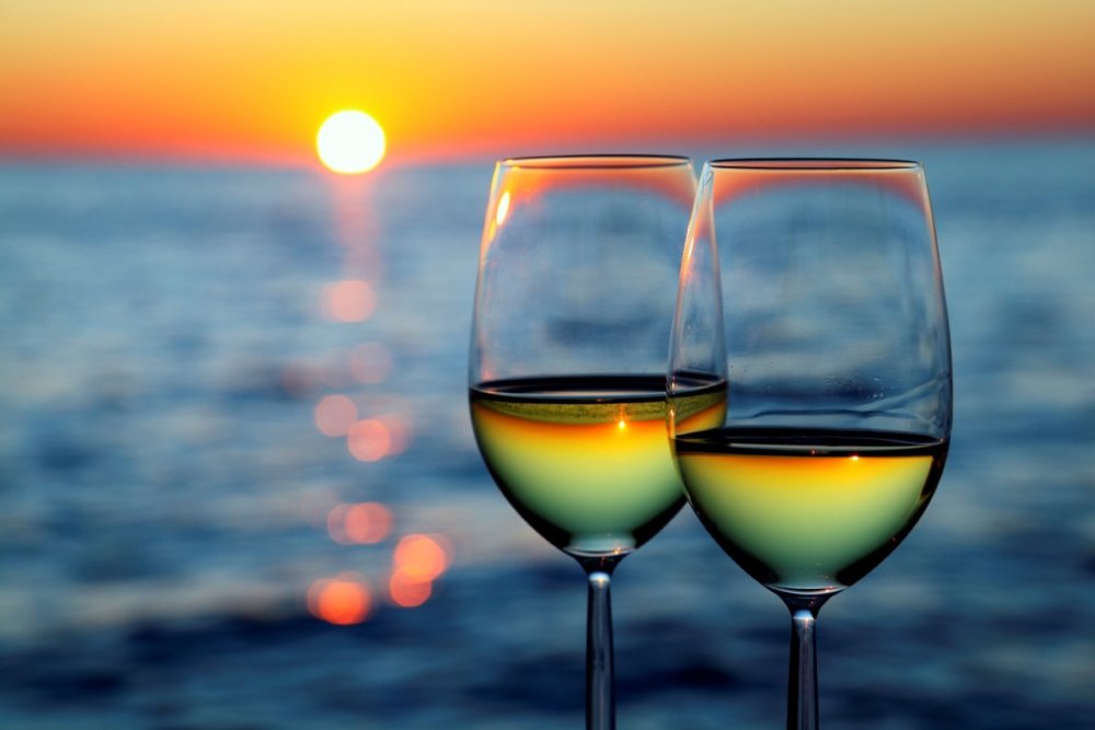 Бокал вина на море