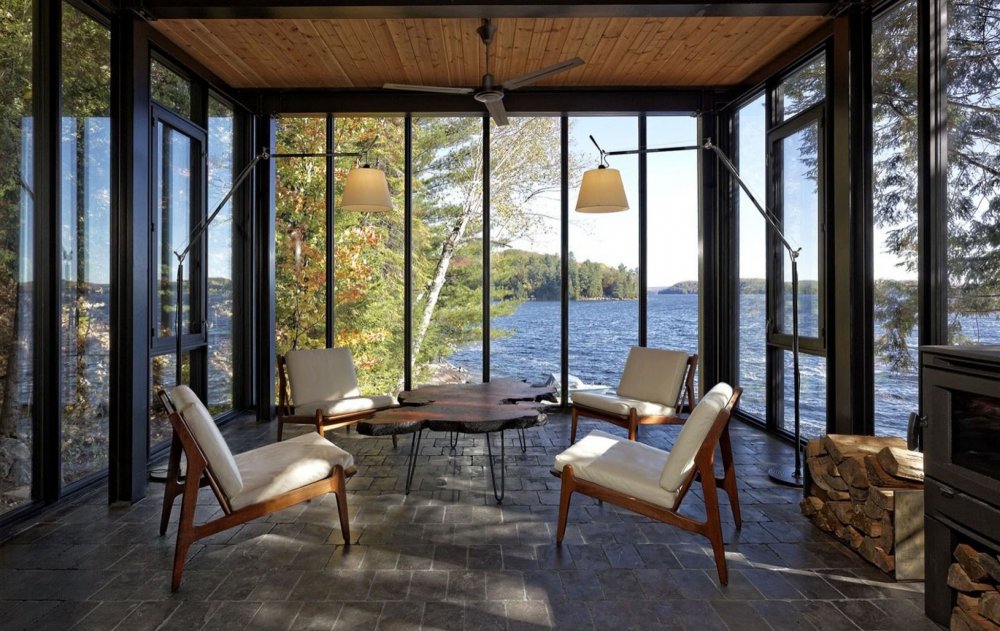 Дом с панорамными окнами в лесу у озера