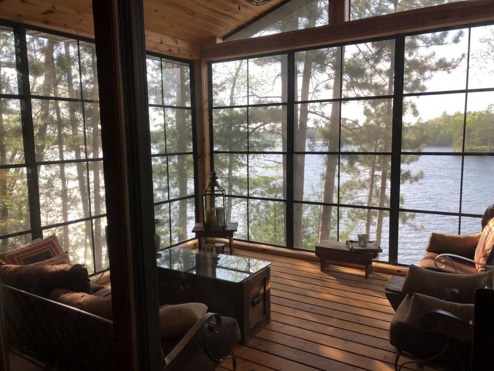 Дом у озера с панорамными окнами