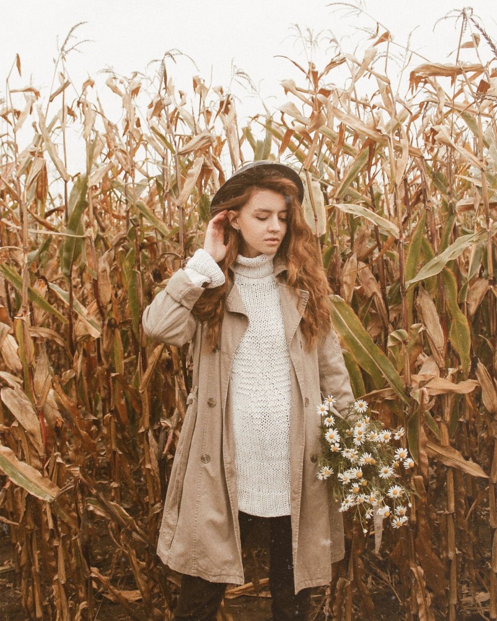 Девушка в осеннем поле