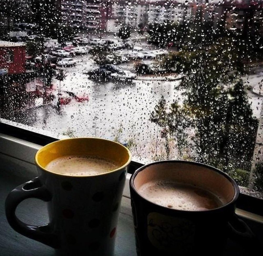 Чашка кофе у окна