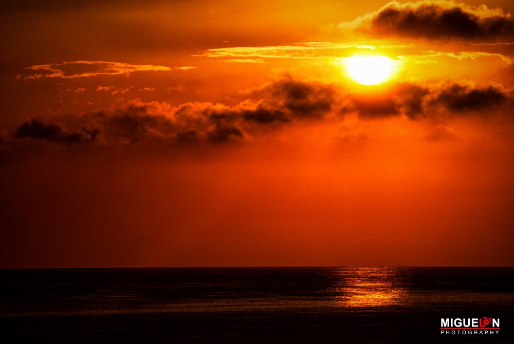 Красно-оранжевый закат на море