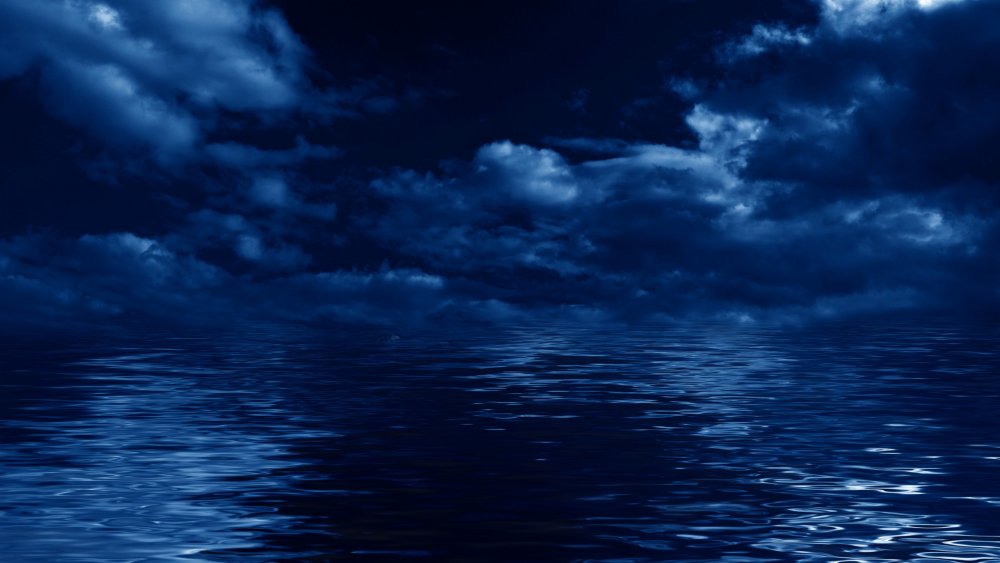 Темное синее море