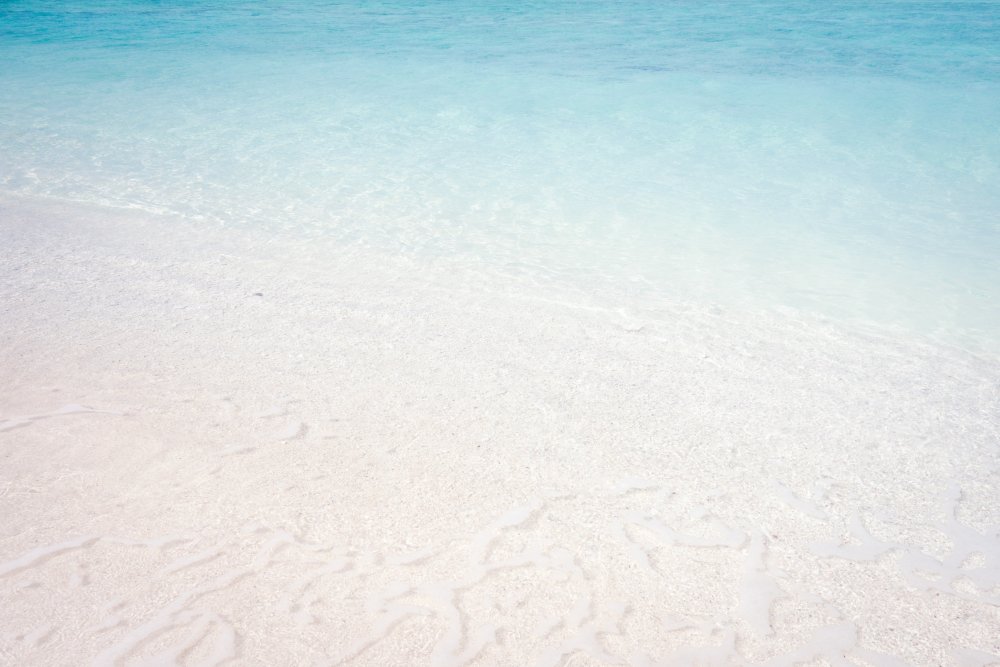 Море белый песок