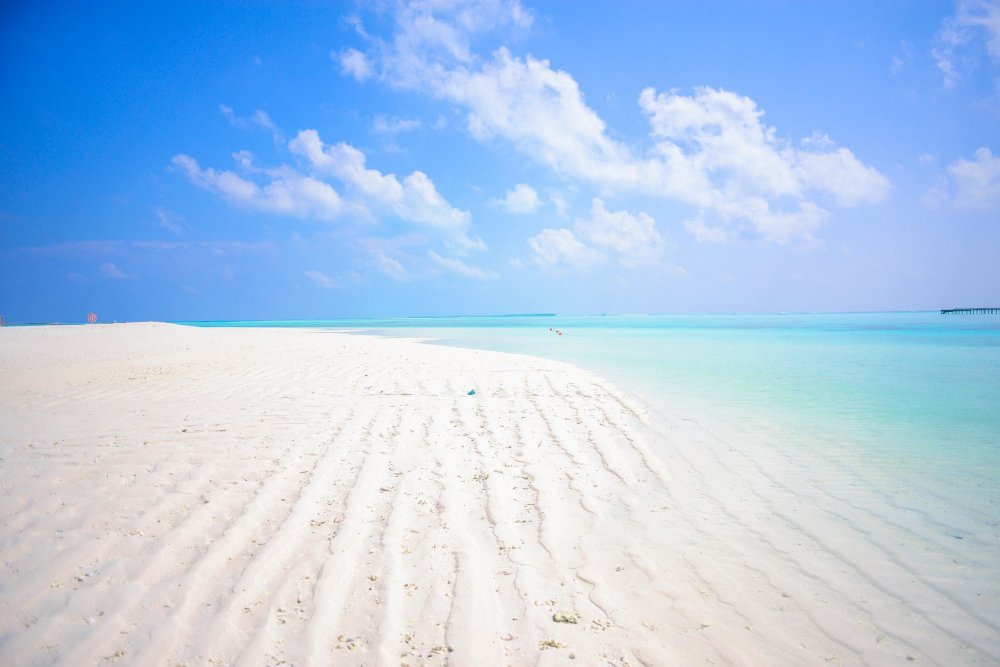 Пляж с белым песком