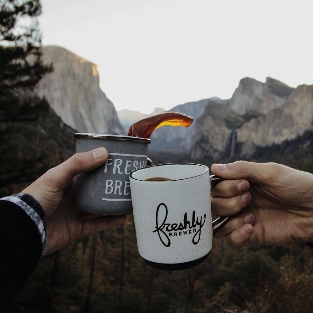 Доброе утро в горах с кофе