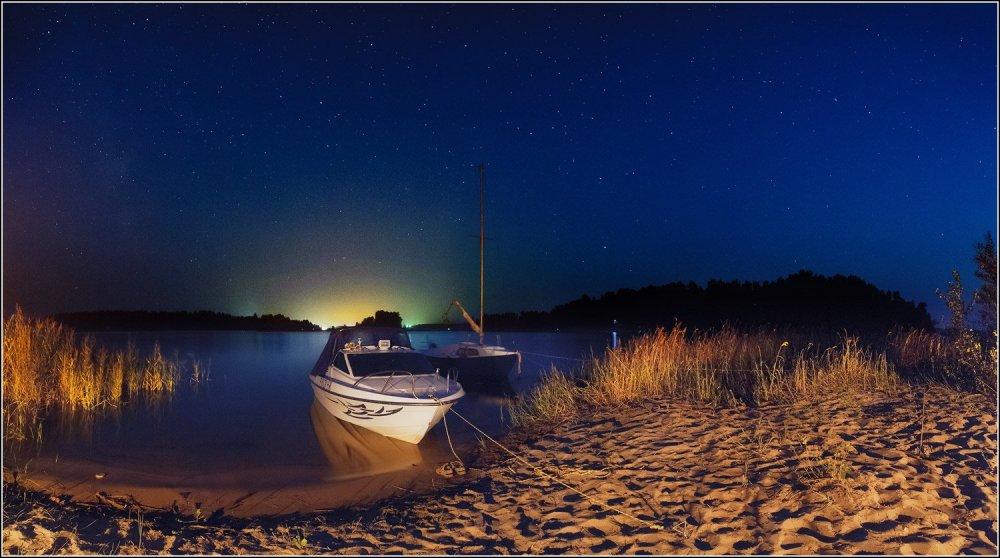 Лодка на озере ночью