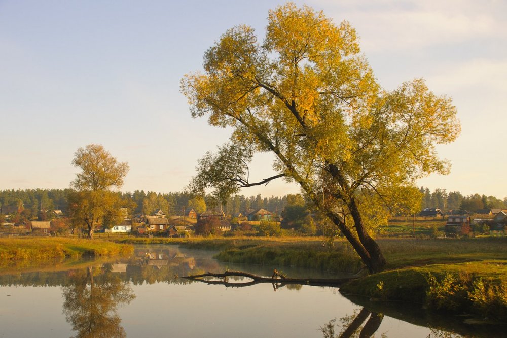 Осенняя деревня у реки