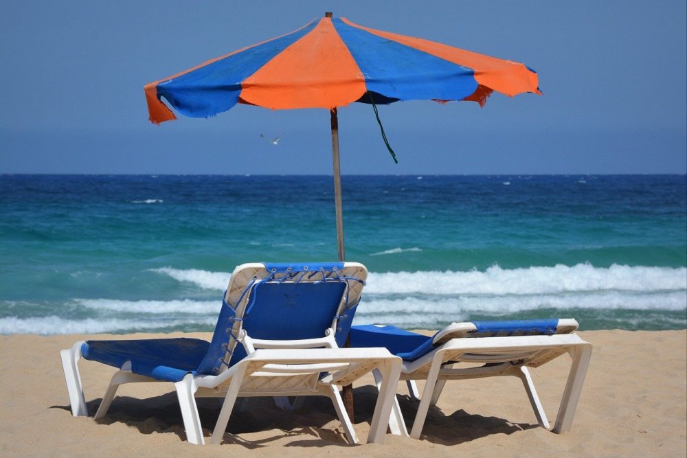 Пляж зонтик шезлонг