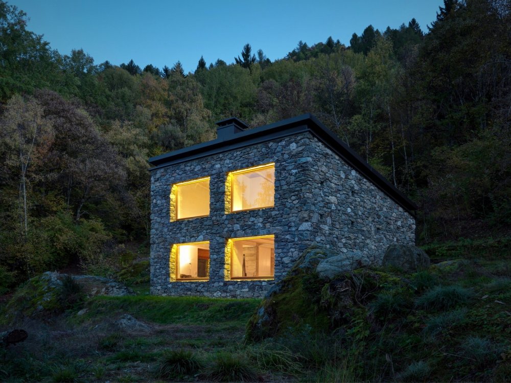Дом из камня в горах Италии