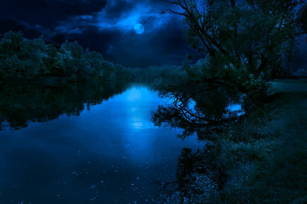 Река ночью