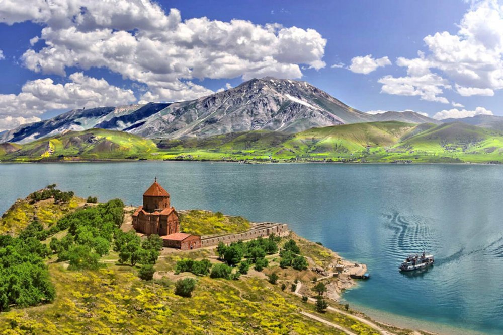 Озеро Севан Ахтамар