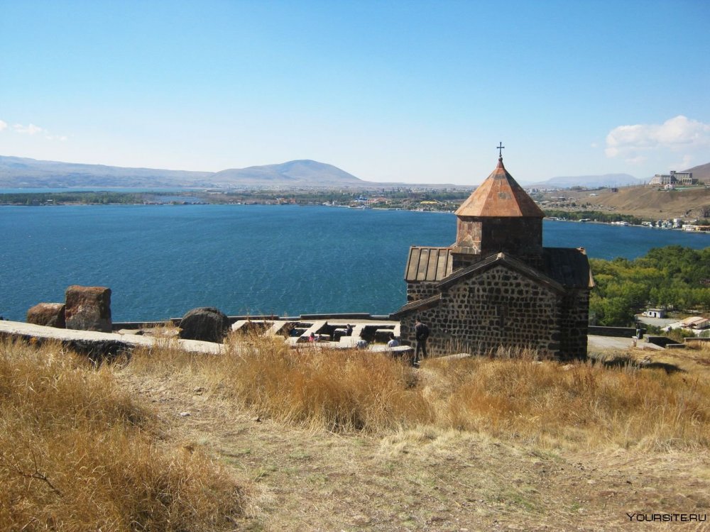 Домики в Армении у озера Севан