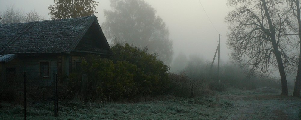 Заброшенная деревня в тумане