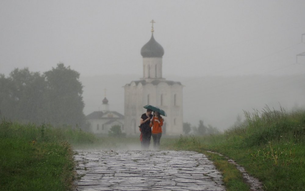 Церковь под дождем
