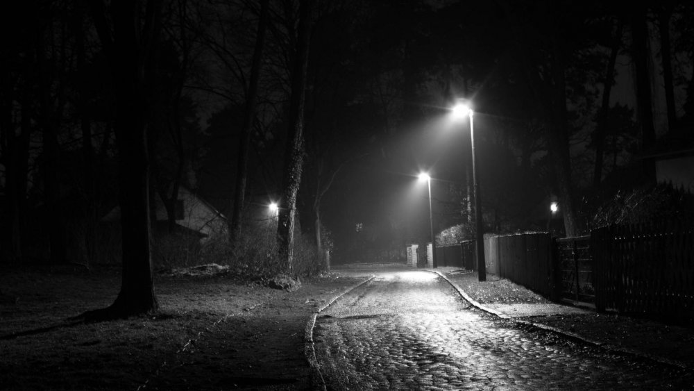 Темная улица с фонарями