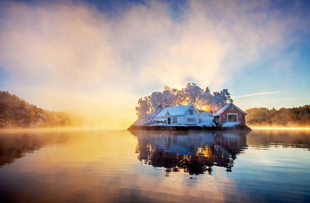 Норвегия одинокий дом на берегу озера