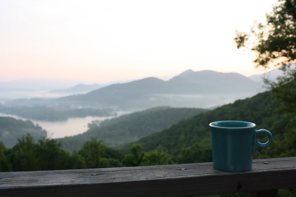 Чашка кофе с видом на горы