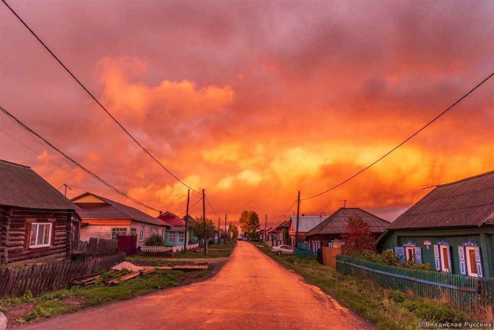 Красивый закат в деревне