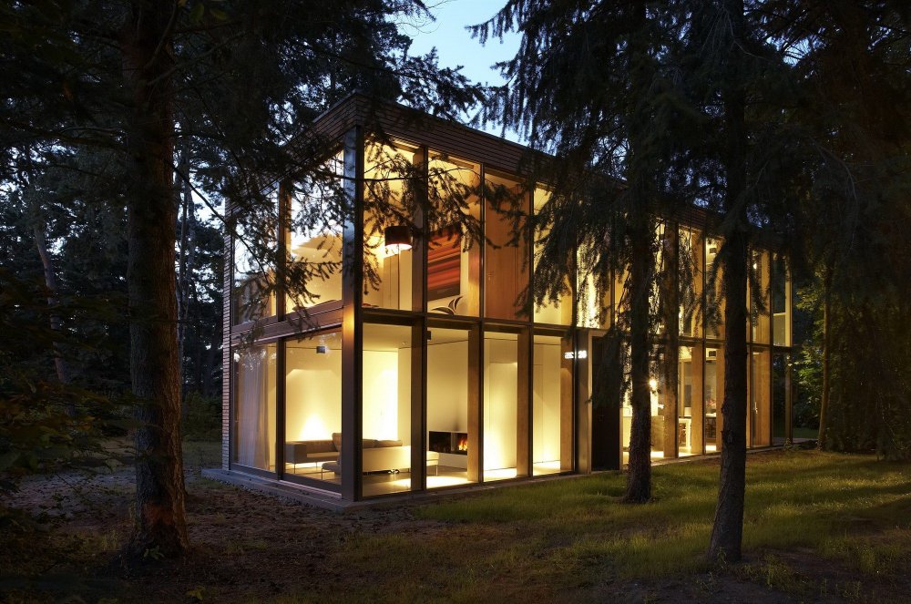 Стеклянный дом в лесу