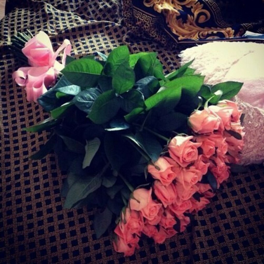 Сегодня мне подарили цветы. Букет в руках у девушки. Красивый букет дома. Много букетов цветов. Букет цветов для девушки.