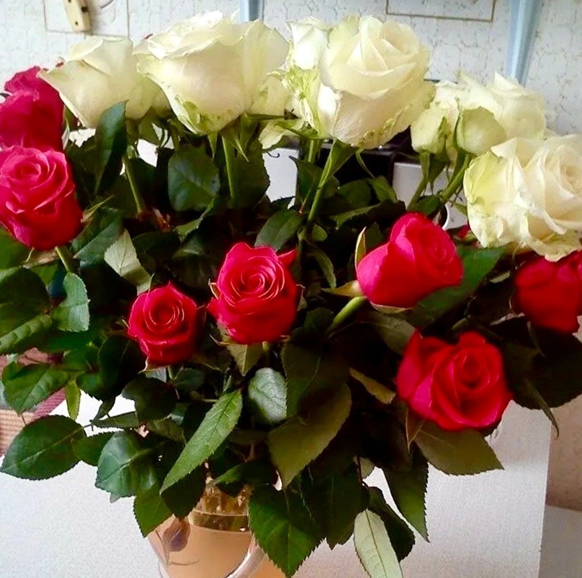 Свежие розы в вазе. Букет цветов в домашней обстановке. Красивые букеты в домашней обстановке. Букет роз дома. Букет роз на подоконнике.