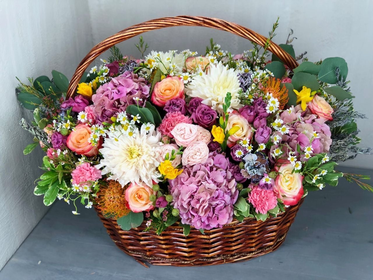 Хризантемы в корзине. Цветы в корзинке. Красивая корзина цветов. Красивые корзины с цветами. Букет в корзине.