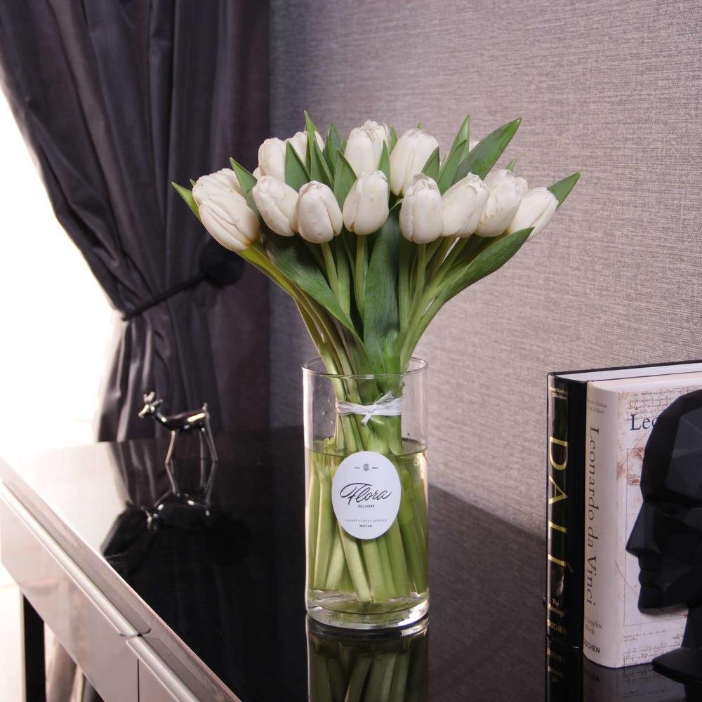 Белые тюльпаны в вазе