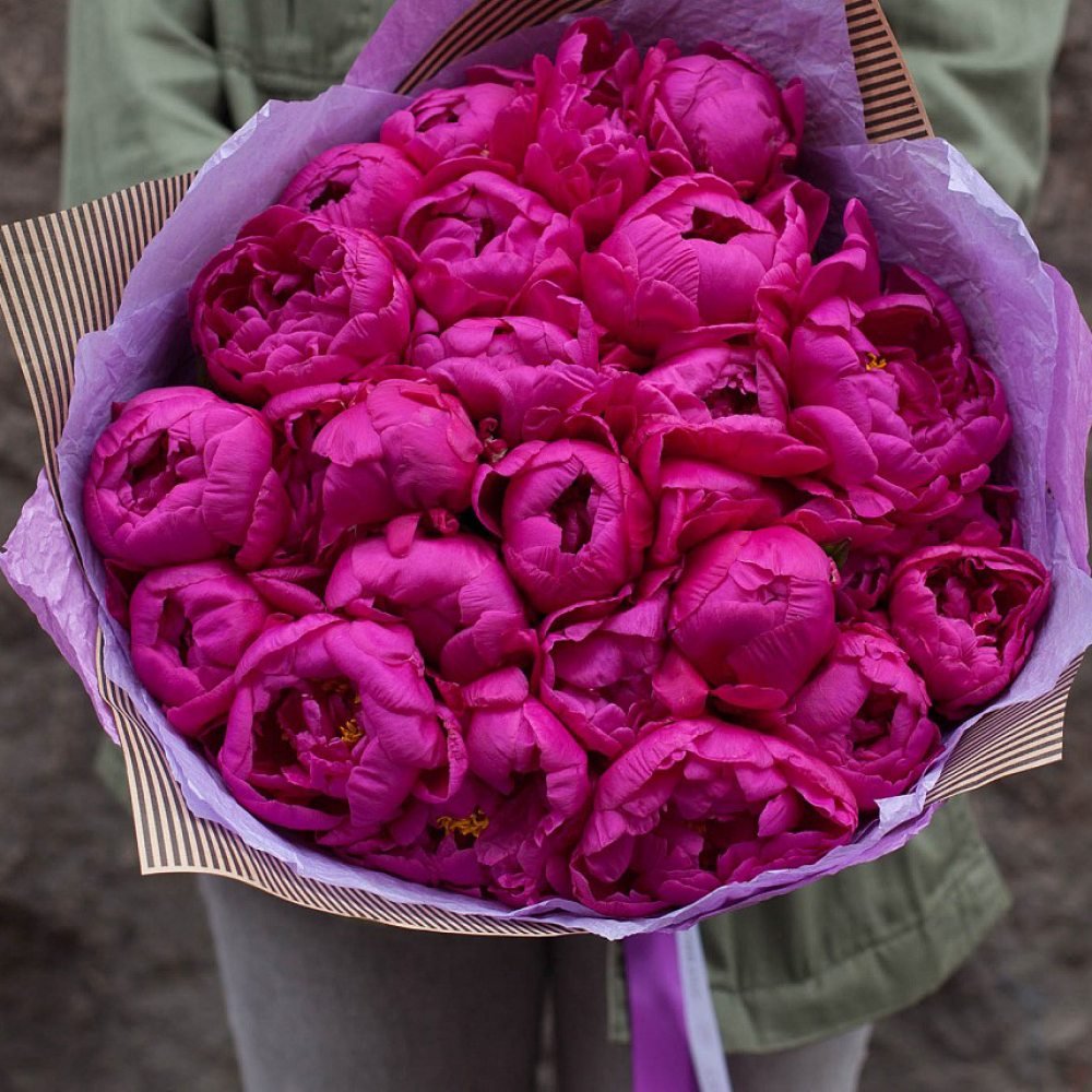 Малиновые кустовые розы букет
