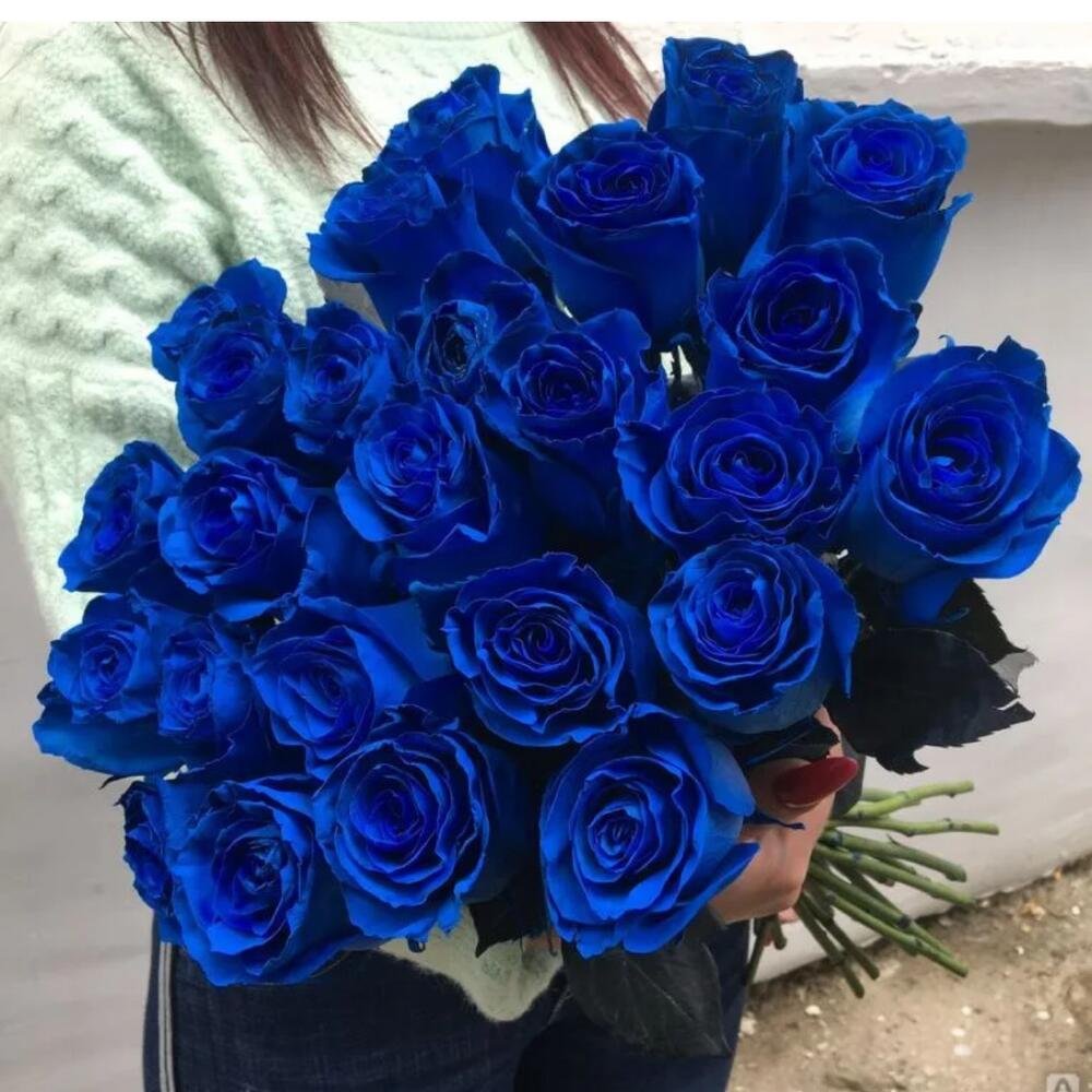 Букет из синих и белых роз