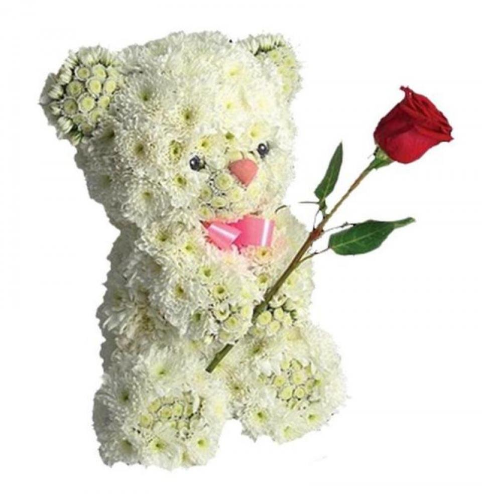 Медвежонок с букетом цветов